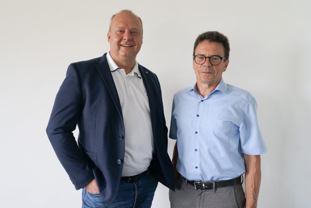 Mittig im Bild sind die zwei Geschäftsführer zu sehen. Links Herr Christoph Werth, Rechts Herr Ingo Sauer.